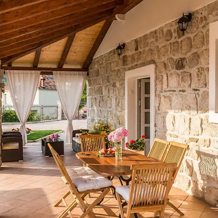 Nikos Country House * Zastolje