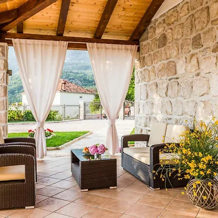 Nikos Country House *