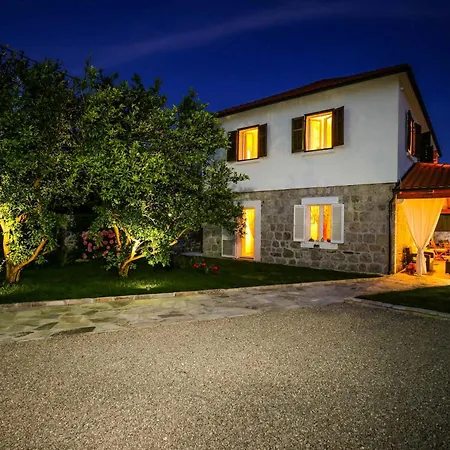 Nikos Country House