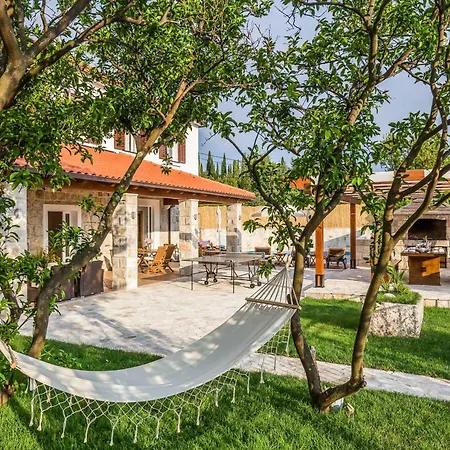 Villa Nikos Country House *